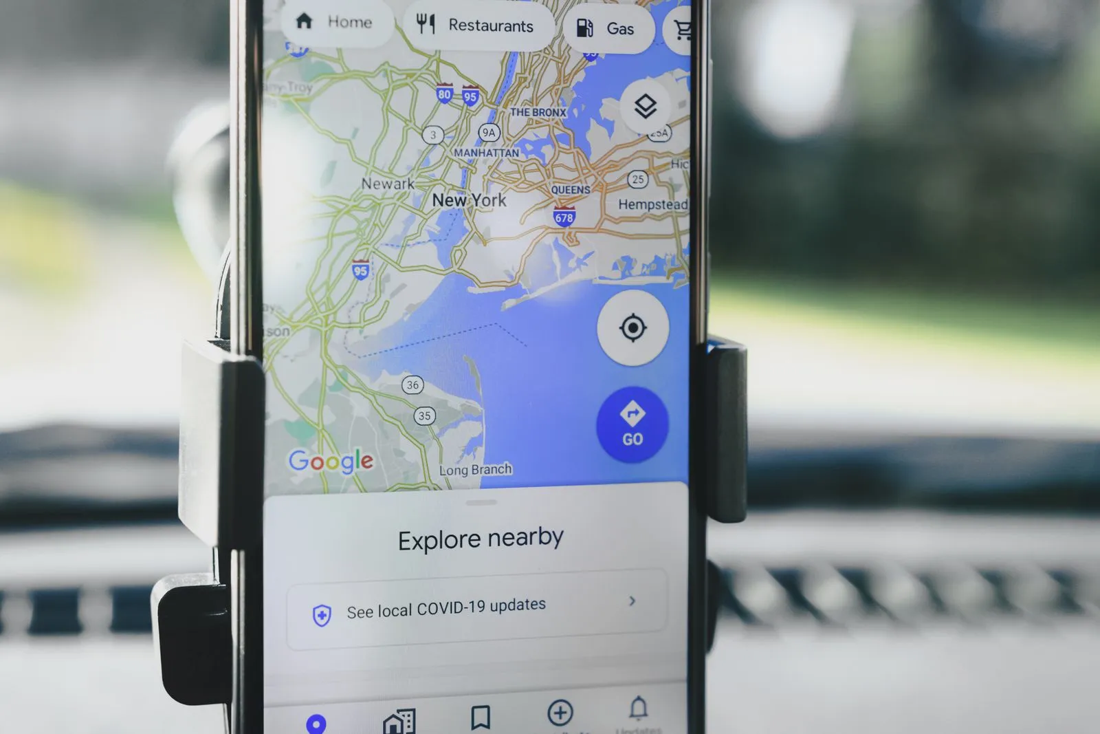 Aplicativo de mapas aberto em smartphone mostrando localização de negócios