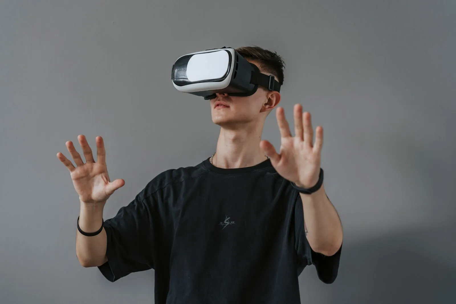 Pessoa utilizando óculos de realidade virtual em ambiente profissional