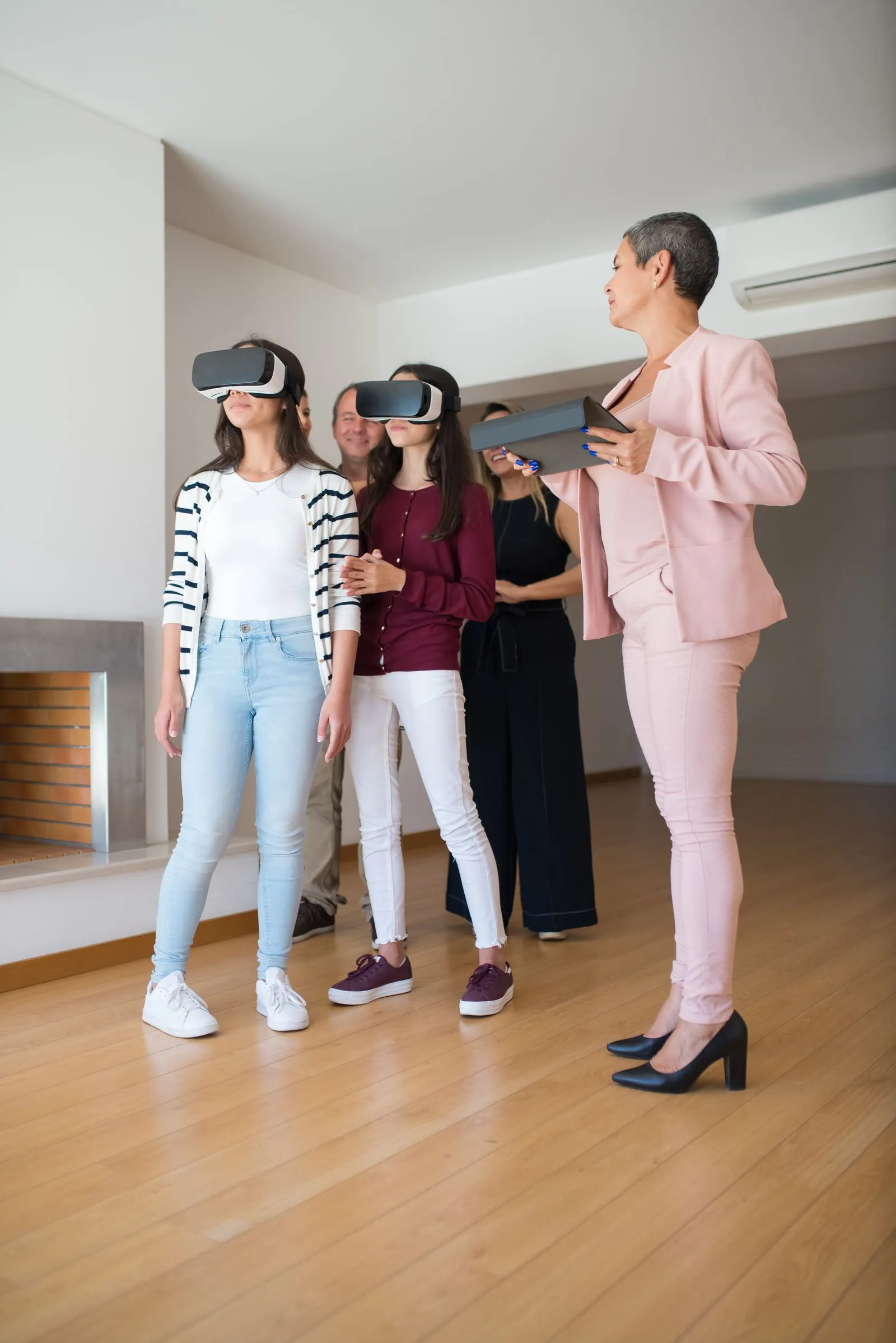 Agente imobiliário mostrando casa através de óculos de realidade virtual