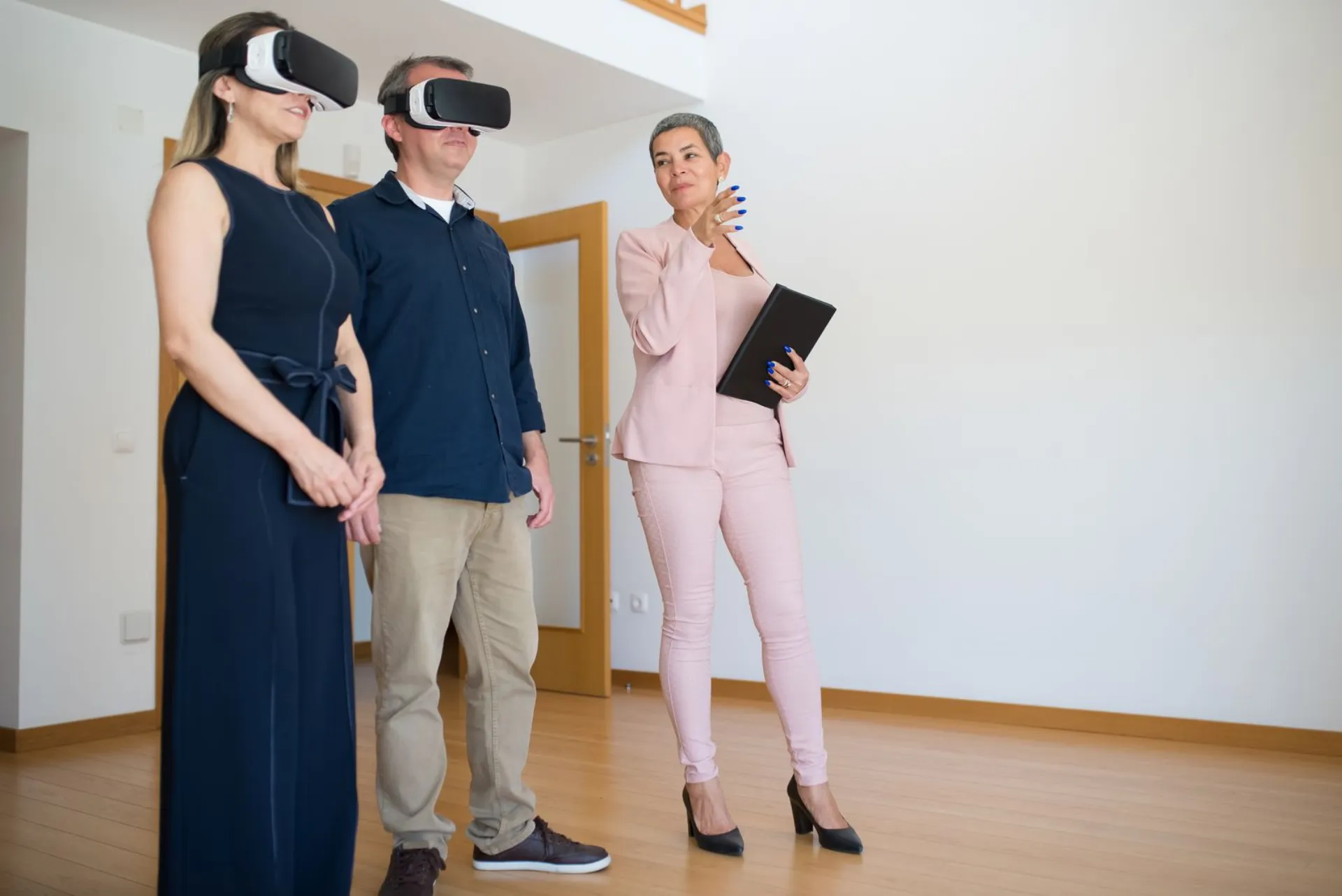Corretora apresentando imóvel com óculos de realidade virtual para clientes